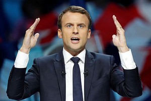 Nếu chiến thắng ông Macron sẽ là tổng thống Pháp trẻ nhất lịch sử. Ảnh: Skynews