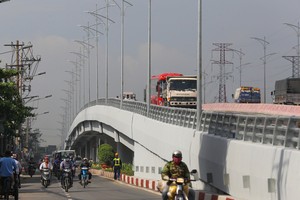 Cầu vượt hơn 500 tỷ đồng phía Tây TP HCM thông xe trước 3 tháng