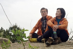 Ông Moon và vợ, bà Kim Jung Sook đã mặc 2 chiếc áo gió giống nhau trong một lần đi leo núi trước khi ông đắc cử tổng thống. Ảnh: Reuters.  