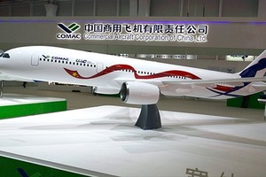 Mô hình máy bay hợp tác giữa COMAC và UAC. Ảnh: AFP