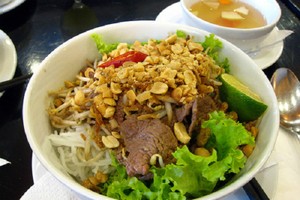 7 món ngon ở 'phố Tây' Tạ Hiện