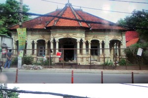 Biệt thự gần 100 tuổi hoang phế giữa Sài Gòn