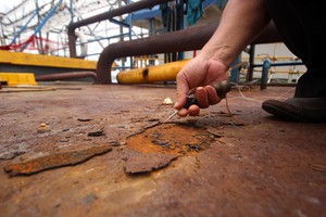 Tàu vỏ thép của ngư dân Bình Định xuống cấp nghiêm trọng. Ảnh: Đắc Thành.