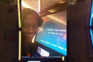 Bookman còn cẩn thận chụp lại gương mặt mình bên cạnh bảng thông báo chiến thắng. Ảnh: News.