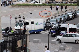 Khoảnh khắc 'phiến quân IS' cầm búa tấn công cảnh sát Pháp