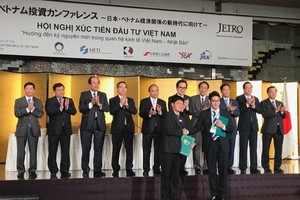 Ông Nguyễn Mạnh Hùng – Chủ tịch HĐQT kiêm TGĐ Nafoods Group ký bản thỏa thuận ghi nhớ với đối tác Nhật Bản trước sự chứng kiến của Thủ tướng Nguyễn Xuân Phúc và Thủ tướng Shinzo Abe