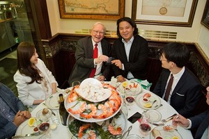 Bữa trưa với Buffett được đánh giá là trải nghiệm đáng đồng tiền bát gạo. Ảnh: Varchev Brokers