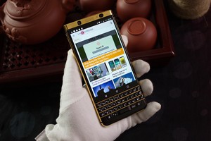 BlackBerry KeyOne mạ vàng giá 139 triệu đồng