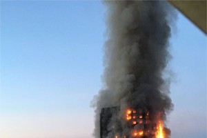 Tòa tháp 27 tầng bốc cháy ở London. Ảnh: Guardian