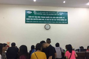 Nhiều khách xếp hàng chờ mua vé nhưng ngán ngẩm ra về sau khi nghe thông báo. Ảnh: Thùy Đinh.