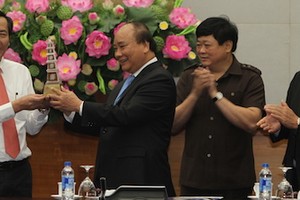 Thủ tướng Nguyễn Xuân Phúc chúc mừng các nhà báo nhân dịp kỷ niệm 92 năm ngày báo chí cách mạng Việt Nam. Ảnh: Vinh An