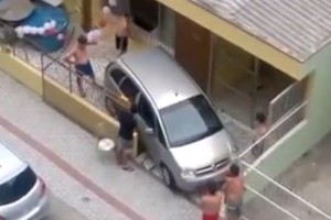 Màn đưa xe ra khỏi nhà tốn công nhất thế giới