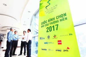 Hinh ảnh ngày đầu tiên chấm giải Báo cáo thường niên năm 2017