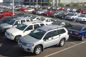 Giá xe tăng và doanh số giảm biến 2017 thành một năm tụt dốc với thị trường ôtô Mỹ. Ảnh: CarGurus.