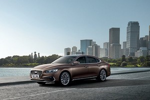 Azera có chiều dài 4.930 mm, rộng 1.865 mm, cao 1.470 mm và chiều dài cơ sở 2.845 mm.