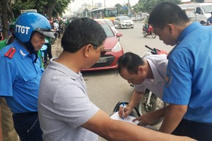 Thanh tra Sở GTVT Hà Nội đánh giá, xe Grab, Uber vi phạm cả trên đường lẫn công tác điều hành.