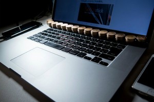 Người Nhật làm mát laptop bằng tiền xu