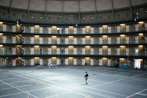 Nhà tù De Koepel in Haarlem, phía tây Hà Lan, được cải tạo thành nơi cư trú tạm thời cho người nhập cư. Ảnh: New York Times.