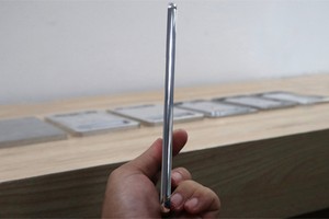 Khung máy của Bphone 2 khi chưa phay các nút bấm.