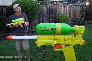 Sức mạnh của súng bắn nước lớn nhất thế giới