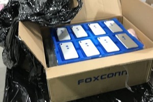 Ảnh được cho là iPhone 8 tại nhà máy Foxconn.