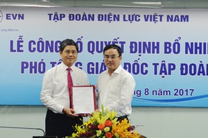 Chủ tịch Hội đồng thành viên EVN Dương Quang Thành trao quyết định cho ông Võ Quang Lâm (bên trái). Ảnh EVN