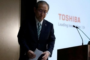 CEO Toshiba - Satoshi Tsunakawa trong buổi họp báo hôm nay. Ảnh: Reuters