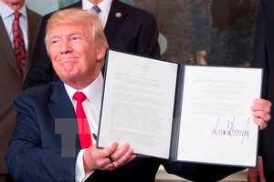 Tổng thống Mỹ Donald Trump ký sắc lệnh điều tra Trung Quốc vi phạm bản quyền trí tuệ. (Nguồn: EPA/TTXVN)