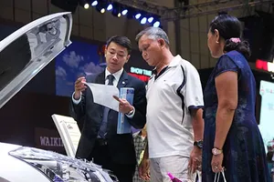 Người Việt vẫn đang chờ đợi diễn biến giá ôtô có giảm trong 2018 khi áp dụng thuế mới. Trong ảnh, khách hàng xem xe tại triển lãm ôtô Việt Nam (VMS) 2017.