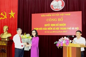 Thứ trưởng, Tổng giám đốc BHXH Việt Nam Nguyễn Thị Minh trao quyết định bổ nhiệm cho ông Nguyễn Đức Hòa. Ảnh Tuoitrethudo.vn