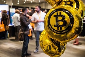 Bitcoin vẫn chưa được công nhận ở Việt Nam. Ảnh: AFP.