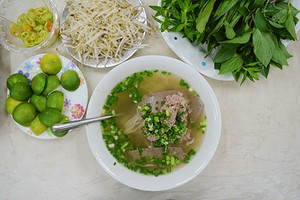 Tô phở Hòa lớn, đầy ắp bánh phở, thịt và nước lèo. “Ăn một phát là no ứ hự” Ảnh: Phong Vinh.