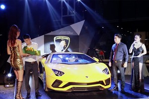 Dù là mẫu siêu xe được cả thế giới bốn bánh quan tâm nhưng khi về Việt Nam, chiếc Lamborghini Aventador S xuất hiện khá âm thầm