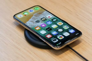 iPhone "Mười" khác biệt hoàn toàn so với các thế hệ trước nhờ màn hình tràn viền, loại bỏ cảm biến vân tay. Ảnh: TheVerge