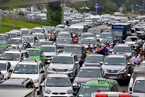 Kẹt xe tại Sài Gòn ngày càng nghiêm trọng. Ảnh: Duy Trần.