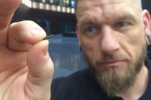 Người Thụy Điển cấy chip vào tay để thanh toán vé tàu