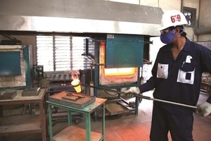 Để hạn chế tình trạng chuyển giá, báo lỗ của doanh nghiệp FDI, mới đây, Bộ Tài chính đã đề xuất việc khống chế tỉ lệ vốn vay trên vốn chủ sở hữu. (Ảnh minh hoạ).