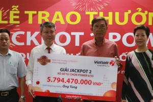 Khách hàng đầu tiên nhận giải phụ độc đắc Power 6/55