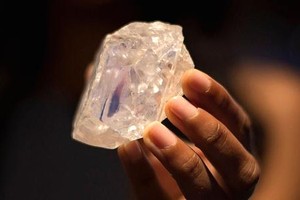 Viên kim cương thô có tên Lesedi La Rona nặng 1.109 carat. (Nguồn: Don Emmert | AFP | Getty Images)