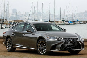 Có kích cỡ dài hơn và trọng tâm được hạ thấp hơn so với thế hệ trước, LS hoàn toàn mới nổi bật với những đường nét đậm chất coupe nhấn mạnh ngôn ngữ thiết kế mới của Lexus.
