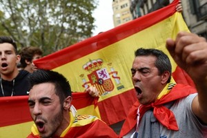 Những người biểu tình ủng hộ Catalonia tách khỏi Tây Ban Nha. Ảnh: Reuters.