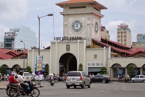 Các ki ốt 2-4 m2 tại chợ Bến Thành có giá sang nhượng 1,2-2,5 tỷ đồng còn giá thuê đạt 30-50 triệu đồng mỗi tháng. Ảnh: Vietnamtourism.org.vn