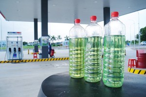 Xăng mua tại trạm xăng IQ8 có màu hơi ngả vàng (ngoài cùng bên trái). Ảnh: Hoàng Hiệp.