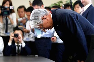 CEO Kobe Steel cúi đầu xin lỗi trong buổi họp báo ngày 13/10 tại Tokyo. Danh tiếng chất lượng xe hơi Nhật bị tổn hại nghiêm trọng. Ảnh: CNBC.