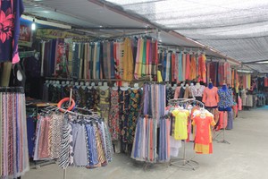 Không chỉ ở Khaisilk, lụa Trung Quốc còn bán cả ở làng nghề Vạn Phúc, phố cổ Hà Nội