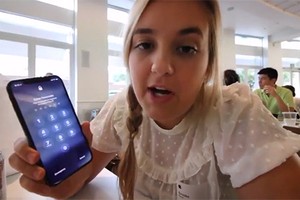 Brooke Amelia Peterson quay video bên trong nhà ăn của Apple.