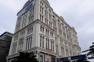 Bất động sản đầu tay của Tập đoàn Khaisilk tại TPHCM chính là khu tổ hợp thương mại và văn phòng Saigon Paragon được thiết kế độc đáo, tráng lệ với tổng diện tích đất là 6.000m2.