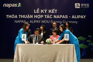 Ông Lê Quốc Hưng, Phó tổng giám đốc Phụ trách Điều hành Công ty Cổ phần Thanh toán Quốc gia Việt Nam và Bà Zhao Ying, Giám đốc Điều hành Công ty Ant Finacial Services ký kết thỏa thuận hợp tác.