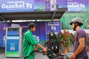 Giá mỗi lít xăng E5 rẻ hơn xăng RON 92 khoáng 1.000 đồng