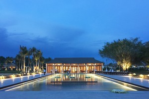 Hồ bơi và nhà hàng phong cách Đông Dương.